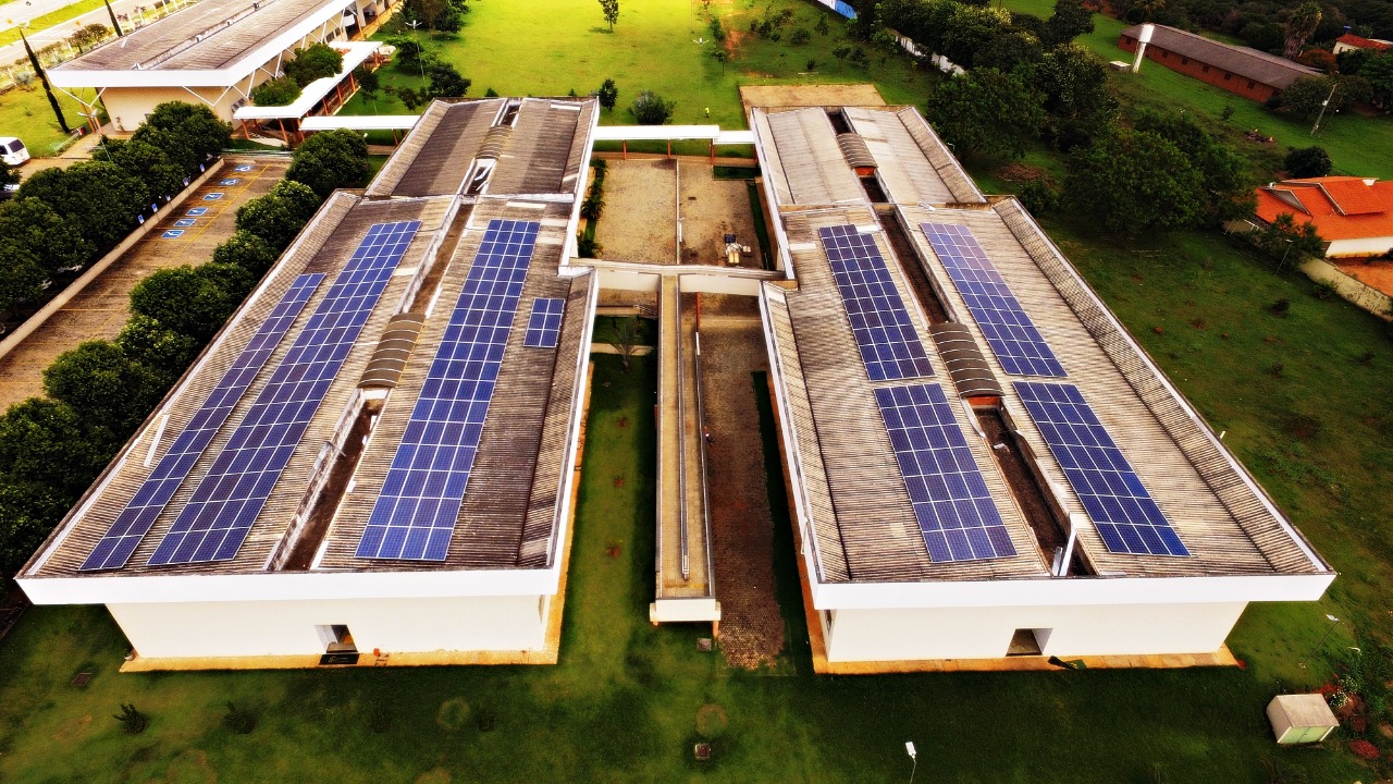 Os painés de geração fotovoltaica estão instalados sobre os telhados dos blocos B e C, além de um grupo menor no chão, próximo ao refeitório do Câmpus